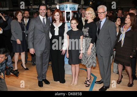 Castmembers der 'Verrückten' Jon Hamm Christina Hendricks Kiernan Shipka January Jones und John Slattery Pose nach Eröffnung Klingeln Stockfoto