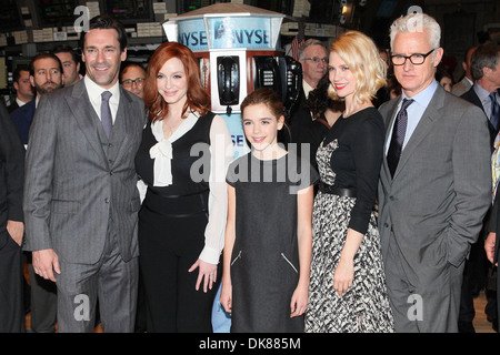 Castmembers der 'Verrückten' Jon Hamm Christina Hendricks Kiernan Shipka January Jones und John Slattery Pose nach Eröffnung Klingeln Stockfoto