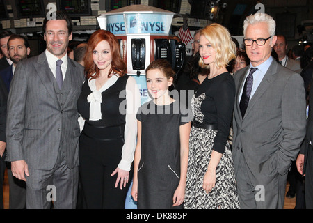 Castmembers der 'Verrückten' Jon Hamm Christina Hendricks Kiernan Shipka January Jones und John Slattery Pose nach Eröffnung Klingeln Stockfoto