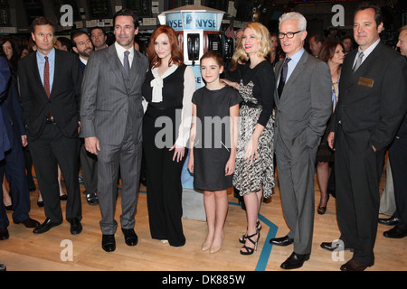 Castmembers der 'Verrückten' Jon Hamm Christina Hendricks Kiernan Shipka January Jones und John Slattery Pose nach Eröffnung Klingeln Stockfoto