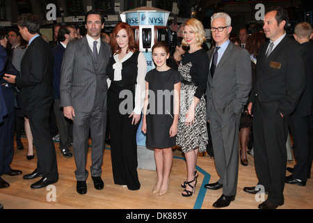 Castmembers der 'Verrückten' Jon Hamm Christina Hendricks Kiernan Shipka January Jones und John Slattery Pose nach Eröffnung Klingeln Stockfoto