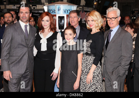 Castmembers der 'Verrückten' Jon Hamm Christina Hendricks Kiernan Shipka January Jones und John Slattery Pose nach Eröffnung Klingeln Stockfoto