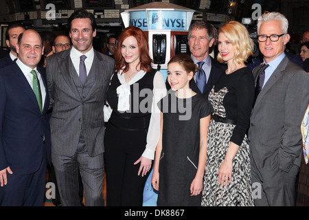 Castmembers der 'Verrückten' Jon Hamm Christina Hendricks Kiernan Shipka January Jones und John Slattery Pose nach Eröffnung Klingeln Stockfoto