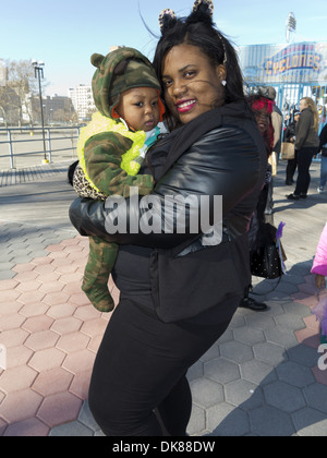 Kostümierte Mutter und Kind bei der jährlichen Coney Island Halloween Kinder Parade in Brooklyn, NY, 2013. Stockfoto