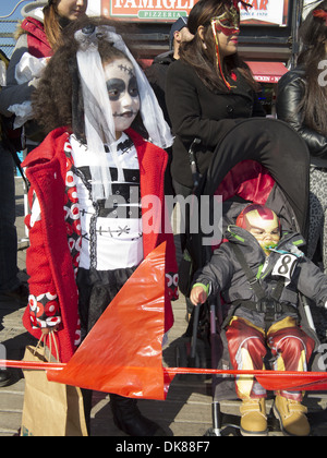 Jährliche Coney Island Halloween Kinder Parade auf der Promenade auf Coney Island in Brooklyn, 2013. Stockfoto