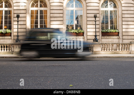 Vintage Taxi in London in Bewegung. Stockfoto