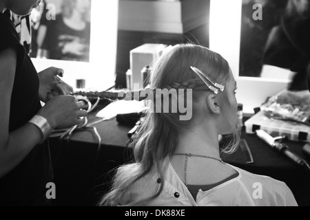 ein Modell, dass ihr Haar getan zur London Fashionweek Stockfoto