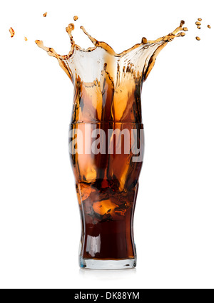 Spritzer Cola in einem Glas isoliert auf weißem Hintergrund Stockfoto