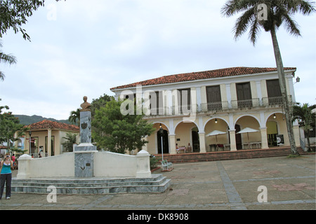 Casa De La Cultura, Colonia Española, Parque Martí, Viñales, Pinar del Rio Province, Kuba, Karibik, Mittelamerika Stockfoto