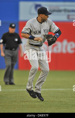 15. Juli 2011 wirft ein Spieler der Toronto Blue Jays am ersten Base - Toronto, Ontario, Kanada - New York Yankees Shortstop Derek Jeter (2). Die Toronto Blue Jays besiegten die New York Yankees 7 - 1 im Rogers Centre, Toronto Ontario. (Kredit-Bild: © Keith Hamilton/Southcreek Global/ZUMAPRESS.com) Stockfoto