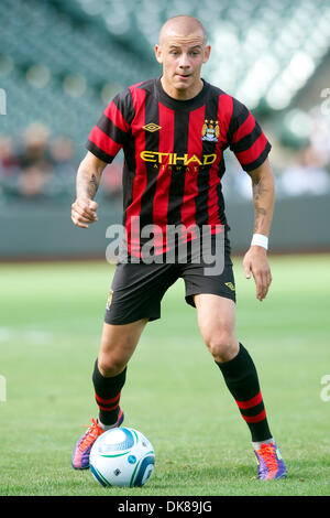 16. Juli 2011 - San Francisco, Kalifornien, USA - Manchester City Mittelfeldspieler Vladimir Weiss (40) trägt den Ball während der World Football Challenge Match zwischen Manchester City und Club America im AT&T Park in San Francisco, Kalifornien.  Manchester City gewann 2: 0. (Kredit-Bild: © Matt Cohen/Southcreek Global/ZUMAPRESS.com) Stockfoto