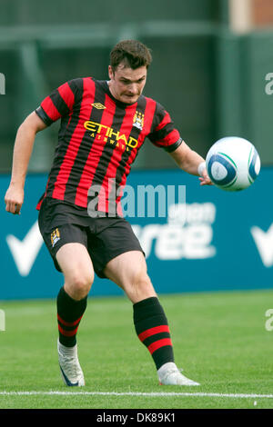 16. Juli 2011 - San Francisco, Kalifornien, kreuzt US - Manchester City Mittelfeldspieler Adam Johnson (11) den Ball während des Spiels World Football Challenge zwischen Manchester City und Club America im AT&T Park in San Francisco, Kalifornien.  Manchester City gewann 2: 0. (Kredit-Bild: © Matt Cohen/Southcreek Global/ZUMAPRESS.com) Stockfoto