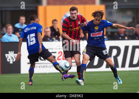 16. Juli 2011 - San Francisco, Kalifornien, chips US - Manchester City Mittelfeldspieler Adam Johnson (11) den Ball von Club America Mittelfeldspieler Edgar Castillo (15) während der World Football Challenge Match zwischen Manchester City und Club America im AT&T Park in San Francisco, Kalifornien.  Manchester City gewann 2: 0. (Kredit-Bild: © Matt Cohen/Southcreek Global/ZUMAPRESS.com) Stockfoto