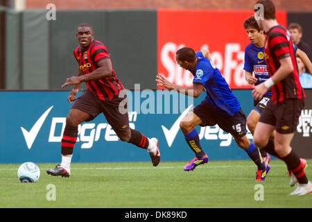 16. Juli 2011 - sieht San Francisco, Kalifornien, USA - Manchester City Verteidiger Michah Richards (2) Upfield während der World Football Challenge Match zwischen Manchester City und Club America im AT&T Park in San Francisco, Kalifornien.  Manchester City gewann 2: 0. (Kredit-Bild: © Matt Cohen/Southcreek Global/ZUMAPRESS.com) Stockfoto