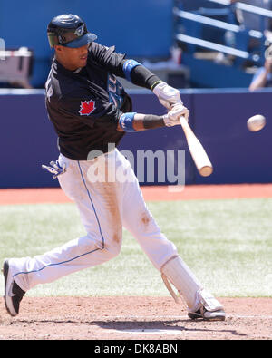 16. Juli 2011 schwingt - Toronto, Ontario, Kanada - Toronto Blue Jays Shortstop Yunel Escobar (5) an einem Stellplatz im MLB Aktion gegen die New York Yankees im Rogers Centre in Toronto, Ontario. New York besiegt Toronto 4-1. (Kredit-Bild: © Jay Gula/Southcreek Global/ZUMAPRESS.com) Stockfoto