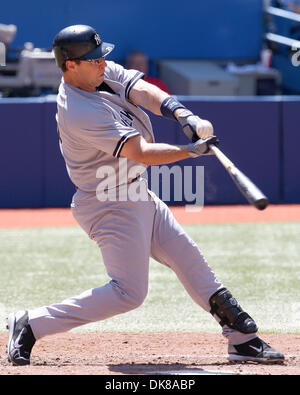 16. Juli 2011 fouls - Toronto, Ontario, Kanada - New York Yankees Mark Texeira (25) aus einem Stellplatz im MLB Aktion gegen die Toronto Blue Jays im Rogers Centre in Toronto, Ontario. New York besiegt Toronto 4-1. (Kredit-Bild: © Jay Gula/Southcreek Global/ZUMAPRESS.com) Stockfoto