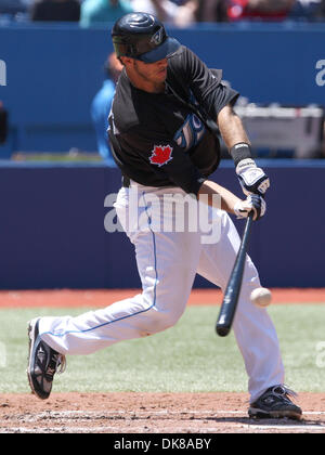 16. Juli 2011 schwingt - Toronto, Ontario, Kanada - Toronto Blue Jays J.P.Arencibia (9) in einer Tonhöhe in MLB Aktion gegen die New York Yanlees an das Rogers Centre in Toronto, Ontario. New York besiegt Toronto 4-1. (Kredit-Bild: © Jay Gula/Southcreek Global/ZUMAPRESS.com) Stockfoto