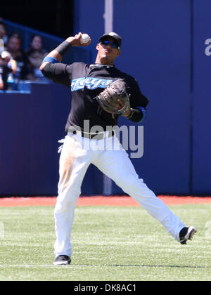 16. Juli 2011 - Toronto, Ontario, Kanada - Toronto Blue Jays Shortstop Yunel Escobar (5) wirft den Ball zum 1st Base ein out im MLB-Maßnahmen auf das Rogers Centre in Toronto, Ontario. New York besiegt Toronto 4-1. (Kredit-Bild: © Jay Gula/Southcreek Global/ZUMAPRESS.com) Stockfoto
