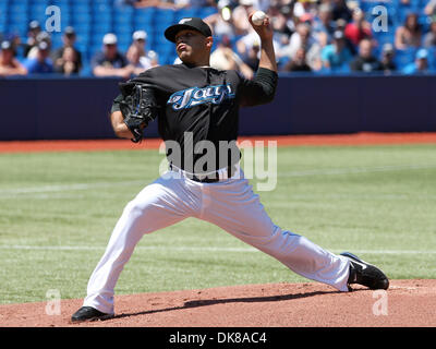 16. Juli 2011 - Toronto, Ontario, Kanada - Toronto Blue Jays ab Krug Ricky Romero (24) liefert einen Stellplatz in MLB Aktion gegen die New York Yankees im Rogers Centre in Toronto, Ontario. New York besiegt Toronto 4-1. (Kredit-Bild: © Jay Gula/Southcreek Global/ZUMAPRESS.com) Stockfoto