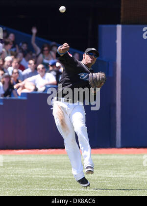 16. Juli 2011 - Toronto, Ontario, Kanada - Toronto Blue Jays Shortstop Yunel Escobar (5) wirft den Ball zum 1st Base ein out im MLB-Maßnahmen auf das Rogers Centre in Toronto, Ontario. New York besiegt Toronto 4-1. (Kredit-Bild: © Jay Gula/Southcreek Global/ZUMAPRESS.com) Stockfoto