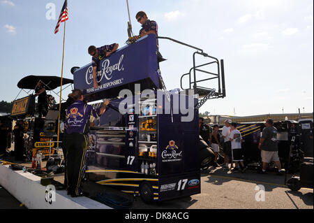 17. Juli 2011 - Loudon, New Hampshire, USA - The Pit Crew der Bedrängnis (17) Kleidung: Live schnell Ford richten Sie ihre Grube-Box vor der Lenox Industrial Tools 301 auf dem New Hampshire Motor Speedway. (Kredit-Bild: © Geoff Bolte/Southcreek Global/ZUMAPRESS.com) Stockfoto