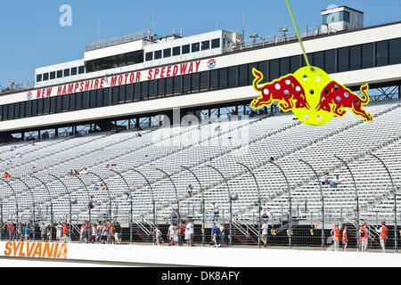 17. Juli 2011 - Loudon, New Hampshire, US - Rennsport-Fans starten an der Rennstrecke für die Lenox Industrial Tools 301 auf dem New Hampshire Motor Speedway ankommen. (Kredit-Bild: © Mark Box/Southcreek Global/ZUMAPRESS.com) Stockfoto