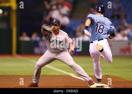 17. Juli 2011 - St. Petersburg, Florida, USA - Tampa Bay Rays zweiter Basisspieler Ben Zobrist (18), auf der ersten Base gegen die Boston Red Sox erster Basisspieler Adrian Gonzalez (28) im ersten Inning während das Match zwischen den Tampa Bay Rays und Boston Red Sox im Tropicana Field. Teams sind gebundene 0 - 0 (Credit-Bild: © Luke Johnson/Southcreek Global/ZUMApress.com) Stockfoto