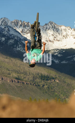 2. Juni 2011 - Vail, Colorado, Vereinigte Staaten - A-Fahrer im Slopestyle Event tut ein Back flip. (Kredit-Bild: © Braden Gunem/ZUMA Press) Stockfoto