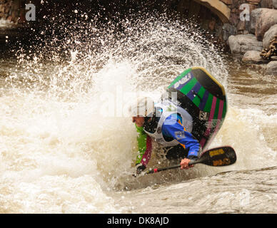 2. Juni 2011 - Vail, Colorado, USA - Pringle sprüht Wasser, während er cartwheels. (Kredit-Bild: © Braden Gunem/ZUMA Press) Stockfoto