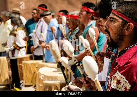 Ohkay Owingeh Pueblo, New Mexico, USA. Sommerfest-Feier. Tewa Stamm. Männliche Trommler spielen für die Tänzer. Stockfoto