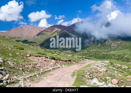 Straße abbiegen im Tien-Shan-Gebirge Stockfoto