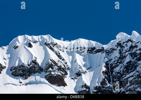 Antarktis, Schnee und vergletscherte Berggipfel ragen Lemaire-Kanal an sonnigen Frühlingstagen Nachmittag Stockfoto