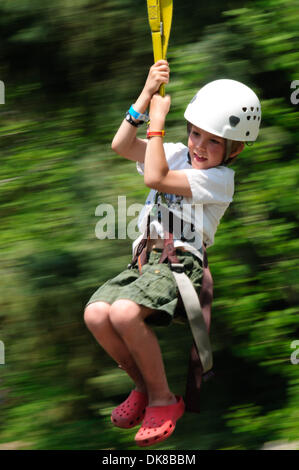 2. Juni 2011 - Vail, Colorado, USA - ein Junge auf der Seilrutsche. (Kredit-Bild: © Braden Gunem/ZUMA Press) Stockfoto