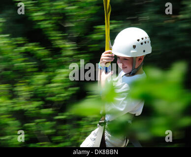 2. Juni 2011 - Vail, Colorado, USA - ein Junge auf der Seilrutsche. (Kredit-Bild: © Braden Gunem/ZUMA Press) Stockfoto