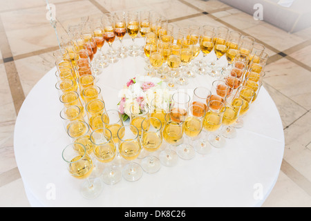 Festliche Gläser in eine herzförmige Form angeordnet Stockfoto