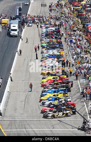 17. Juli 2011 - Loudon, New Hampshire, USA - Pit Zeile vor dem Start des Lenox Industrial Tools 301 auf dem New Hampshire Motor Speedway. (Kredit-Bild: © Mark Box/Southcreek Global/ZUMAPRESS.com) Stockfoto