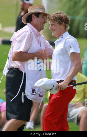 17. Juli 2011 feiert - Madison, Mississippi, Vereinigte Staaten von Amerika - Bud Cauley mit seinem Caddie während der Viking Classic im Annandale Golf Club. (Kredit-Bild: © Hays Collins/Southcreek Global/ZUMAPRESS.com) Stockfoto