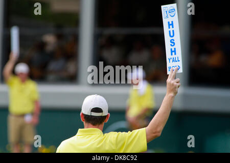 17. Juli 2011 - Madison, Mississippi, Vereinigte Staaten von Amerika - Viking Classic Mitarbeiter halten die Hush Yall Zeichen während der Viking Classic im Annandale Golf Club. (Kredit-Bild: © Hays Collins/Southcreek Global/ZUMAPRESS.com) Stockfoto