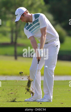 17. Juli 2011 - Madison, Mississippi, Vereinigte Staaten von Amerika - Chris Kirk trifft seine Annäherungsschlag auf das 18. Loch und nach Hause nimmt der Pokalsieger bei der Viking Classic im Annandale Golf Club. (Kredit-Bild: © Hays Collins/Southcreek Global/ZUMAPRESS.com) Stockfoto
