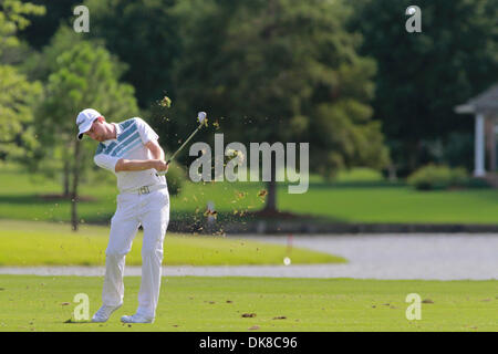 17. Juli 2011 - Madison, Mississippi, Vereinigte Staaten von Amerika - Chris Kirk trifft seine Annäherungsschlag auf das 18. Loch und nach Hause nimmt der Pokalsieger bei der Viking Classic im Annandale Golf Club. (Kredit-Bild: © Hays Collins/Southcreek Global/ZUMAPRESS.com) Stockfoto