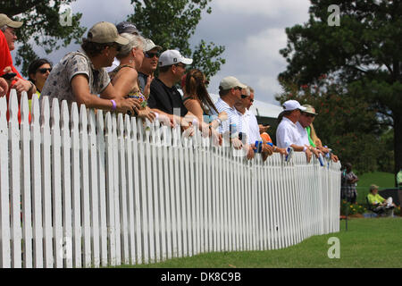 17. Juli 2011 schauen - Madison, Mississippi, Vereinigte Staaten von Amerika - Fans über ein Fense während der Viking Classic im Annandale Golf Club. (Kredit-Bild: © Hays Collins/Southcreek Global/ZUMAPRESS.com) Stockfoto