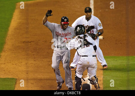 18. Juli 2011 - Houston, Texas, USA - Washington Nationals Outfielder Jayson Werth (28) war in einem heruntergekommenen und markiert durch Houston Astros Catcher Carlos Corporan (22) wie Houston Astros Outfielder Carlos Lee (45) blickt auf. Washington Nationals schlagen die Houston Astros 5-2 im Minute Maid Park in Houston Texas. (Kredit-Bild: © Juan DeLeon/Southcreek Global/ZUMAPRESS.com) Stockfoto