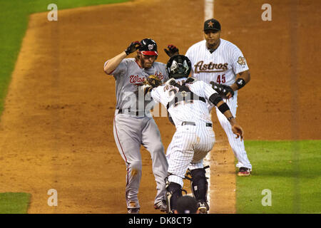 18. Juli 2011 - Houston, Texas, USA - Washington Nationals Outfielder Jayson Werth (28) war in einem heruntergekommenen und markiert durch Houston Astros Catcher Carlos Corporan (22) wie Houston Astros Outfielder Carlos Lee (45) blickt auf. Washington Nationals schlagen die Houston Astros 5-2 im Minute Maid Park in Houston Texas. (Kredit-Bild: © Juan DeLeon/Southcreek Global/ZUMAPRESS.com) Stockfoto