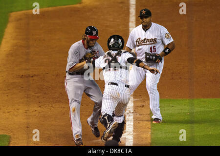 18. Juli 2011 - Houston, Texas, USA - Washington Nationals Outfielder Jayson Werth (28) war in einem heruntergekommenen und markiert durch Houston Astros Catcher Carlos Corporan (22) wie Houston Astros Outfielder Carlos Lee (45) blickt auf. Washington Nationals schlagen die Houston Astros 5-2 im Minute Maid Park in Houston Texas. (Kredit-Bild: © Juan DeLeon/Southcreek Global/ZUMAPRESS.com) Stockfoto