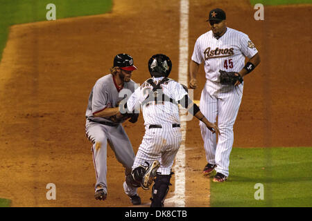 18. Juli 2011 - Houston, Texas, USA - Washington Nationals Outfielder Jayson Werth (28) war in einem heruntergekommenen und markiert durch Houston Astros Catcher Carlos Corporan (22) wie Houston Astros Outfielder Carlos Lee (45) blickt auf. Washington Nationals schlagen die Houston Astros 5-2 im Minute Maid Park in Houston Texas. (Kredit-Bild: © Juan DeLeon/Southcreek Global/ZUMAPRESS.com) Stockfoto