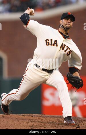 18. Juli 2011 - liefert San Francisco, Kalifornien, USA - San Francisco Giants starten Krug Ryan Vogelsong (32) einen Stellplatz in der MLB-Spiel zwischen den San Francisco Giants und die Los Angeles Dodgers. Das Spiel ist gebunden 0: 0 im dritten Inning. (Kredit-Bild: © Dinno Kovic/Southcreek Global/ZUMAPRESS.com) Stockfoto