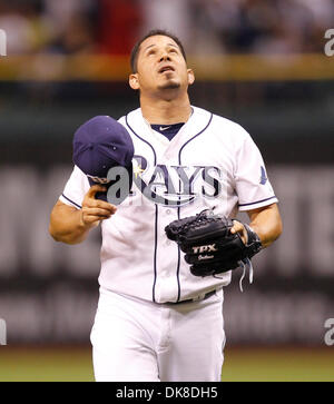 19. Juli 2011 - St. Petersburg, FL, USA - JOEL PERALTA sagt dank einer höheren Macht (und Justin Ruggiano für den Einzug ins Finale,) nach dem Aufstehen des speichern in den Strahlen 3: 2-Sieg gegen die New York Yankees im Tropicana Field. (Kredit-Bild: © James Borchuck/St. Petersburg Times/ZUMAPRESS.com) Stockfoto