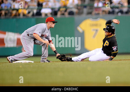 19. Juli 2011 - nehmen PENNSYLVANNIA, Pittsburgh, USA - Cincinnati Reds Shortstop macht Zack Cozart (2) die Tag auf Pittsburgh Pirates Recht Fielder Xavier Paul (38) am zweiten Base während der siebten Inning als die Pittsburgh Pirates auf den Cincinnati Reds im PNC Park in Pittsburgh, PA... Piraten besiegen die Reds 1-0. (Kredit-Bild: © Dean Beattie/Southcreek Global/ZUMAPRESS.com) Stockfoto