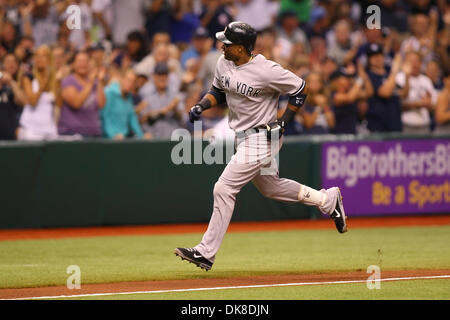 19. Juli 2011 - läuft St. Petersburg, Florida, USA - New York Yankees zweiter Basisspieler Robinson Cano (24) die Grundlagen nach der Kollision mit einem zwei laufen Homer während das Match zwischen den Tampa Bay Rays und New York Yankees im Tropicana Field. (Kredit-Bild: © Lukas Johnson/Southcreek Global/ZUMApress.com) Stockfoto