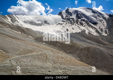 Biegung der Straße im malerischen Tien Shan-Gebirge Stockfoto